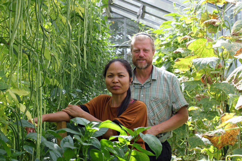 Sarita und Volker Porsche bauen in ihren Gewächshäuern asiatisches Gemüse an.