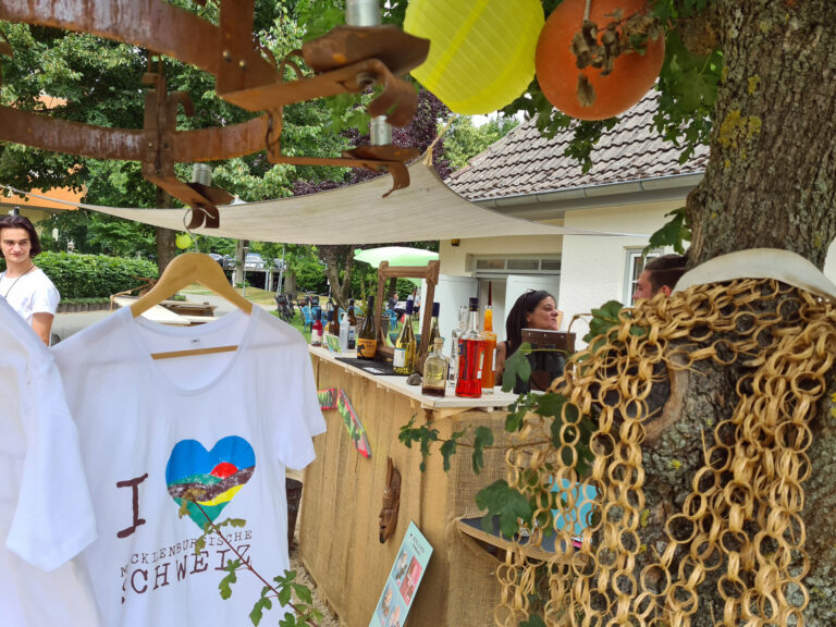 Handgemachte Unikate und Spezialitäten gibt es beim Regionalmarkt an der Strandbar Amsee in Waren.