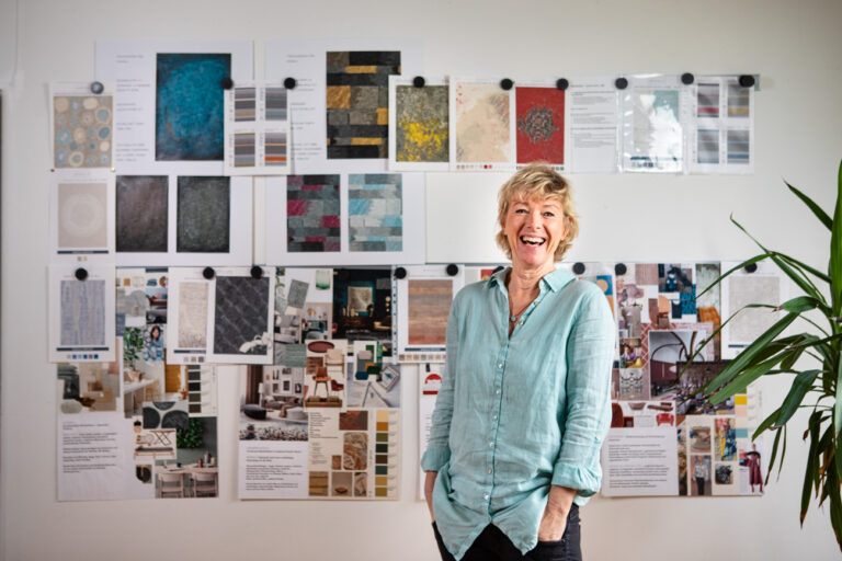 Textildesignerin Antje Reschwamm vor einem Mood-Board.