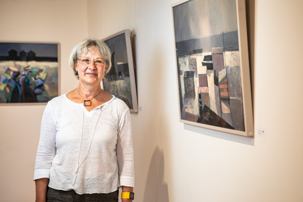 Kerstin Kuttler, Leiterin vom Kunsthaus Koldenhof in einer Ausstellung mit Malerei von Barbara Müller-Kageler und Skulpturen von Marguerite Blume-Cárdenas.